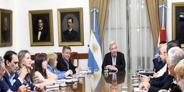 Frigerio anunció un aumento de 18% a estatales provinciales.