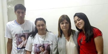 Patricia Bullrich junto a la familia de Joaquín Sperani