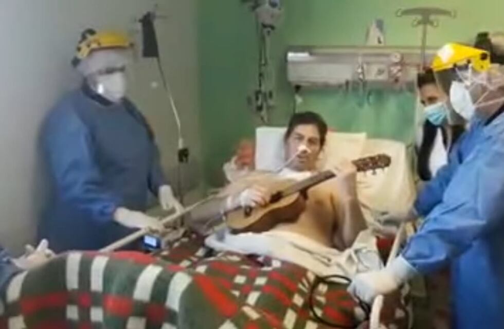 Estuvo en terapia 30 días, salió y le cantó al equipo médico “Here comes the sun”