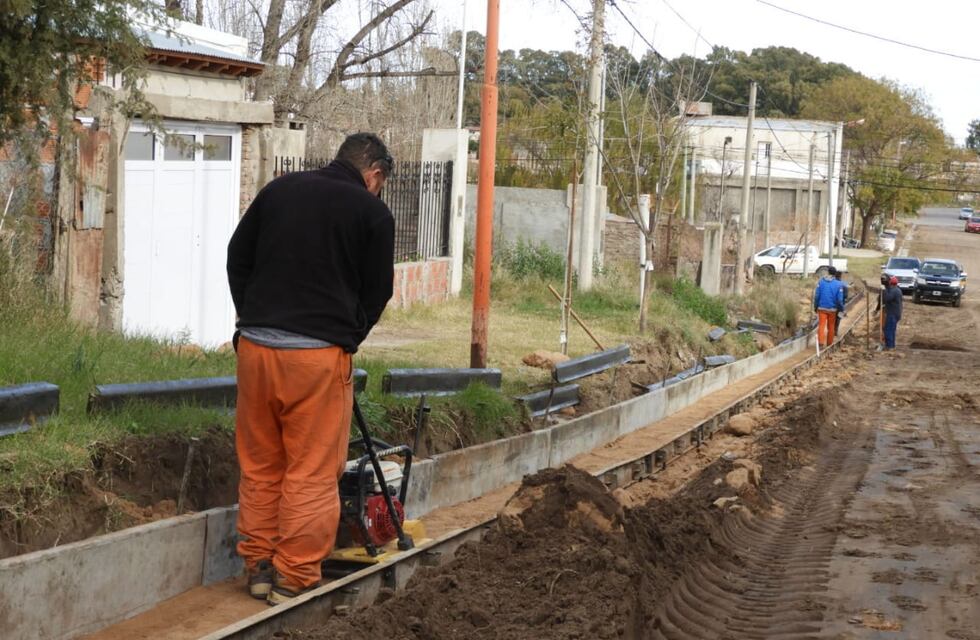 Continúa la pavimentación de 15 cuadras en la Nueva Bahía