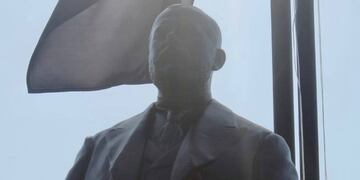 Restauraron el busto de Isaac Newell