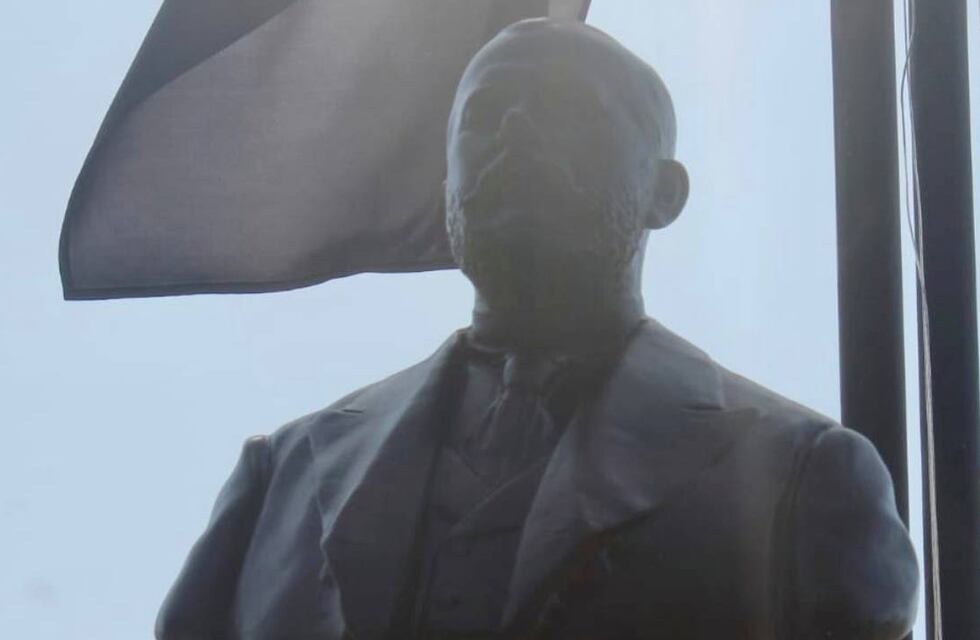 Restauraron el busto de Isaac Newell que había sido vandalizado