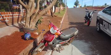 Accidente vial en Posadas: perdió el control de la motocicleta e impactó contra un árbol.