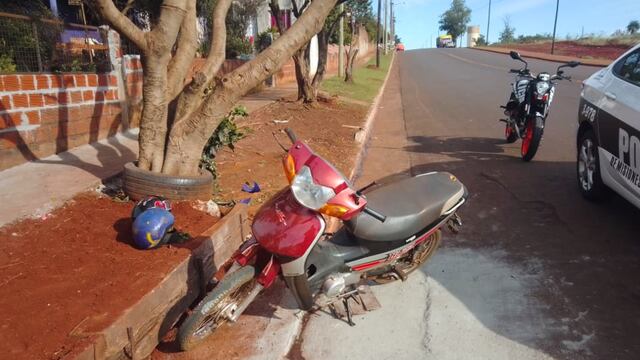 Accidente vial en Posadas: perdió el control de la motocicleta e impactó contra un árbol.
