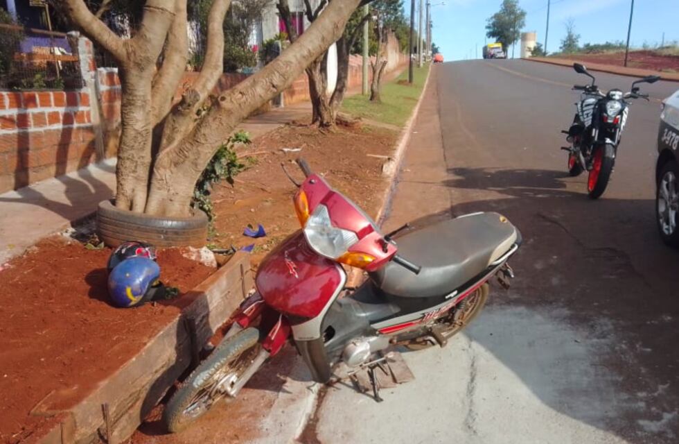 Accidente vial en Posadas: perdió el control de la motocicleta e impactó contra un árbol