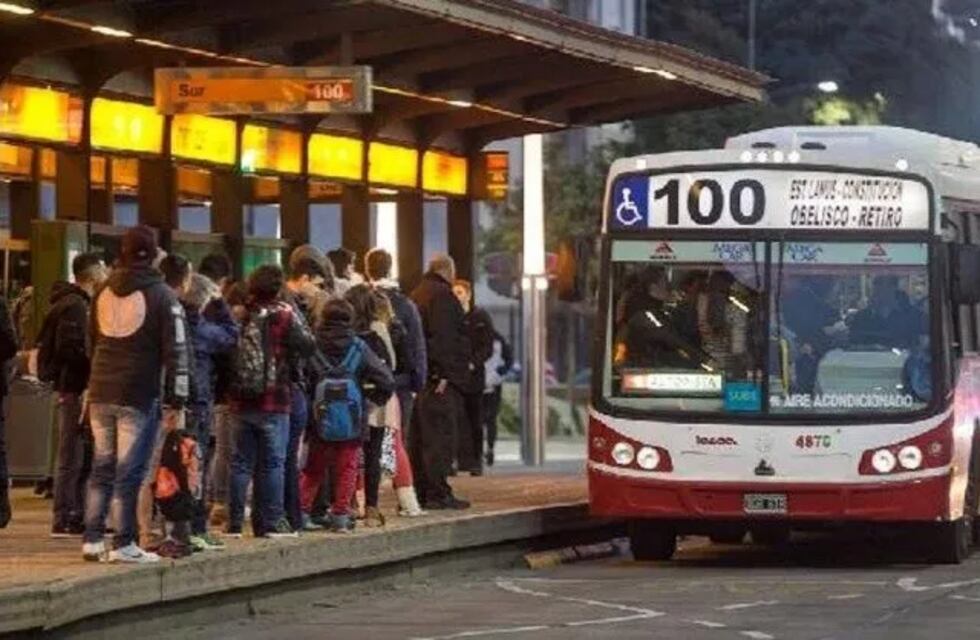 Inseguridad en el conurbano: esta madrugada se dio un nuevo tiroteo entre ladrones y la Policía arriba de un colectivo