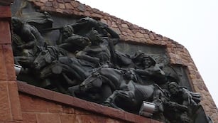 En los laterales del monumento a los Héroes de la Independencia el artista Ernesto Soto Avendaño resalta la valerosidad de los jujeños que defendieron la patria naciente, en la Quebrada de Humahuaca.