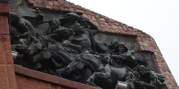 En los laterales del monumento a los Héroes de la Independencia el artista Ernesto Soto Avendaño resalta la valerosidad de los jujeños que defendieron la patria naciente, en la Quebrada de Humahuaca.