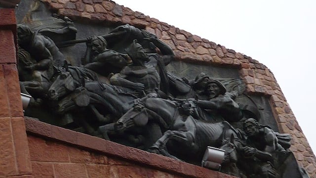 En los laterales del monumento a los Héroes de la Independencia el artista Ernesto Soto Avendaño resalta la valerosidad de los jujeños que defendieron la patria naciente, en la Quebrada de Humahuaca.