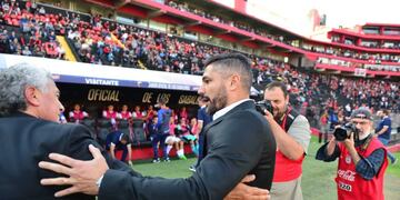 Javier Gandolfi y el saludo con Pipo Gorosito, en el Colón-Talleres (José Hernandez / La Voz).