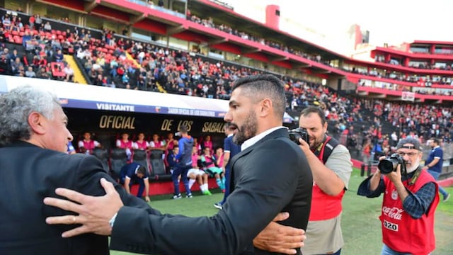 Javier Gandolfi y el saludo con Pipo Gorosito, en el Colón-Talleres (José Hernandez / La Voz).