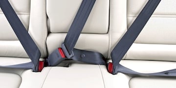 El botón del cinturón de seguridad es un elemento pequeño pero esencial en todos los autos modernos.