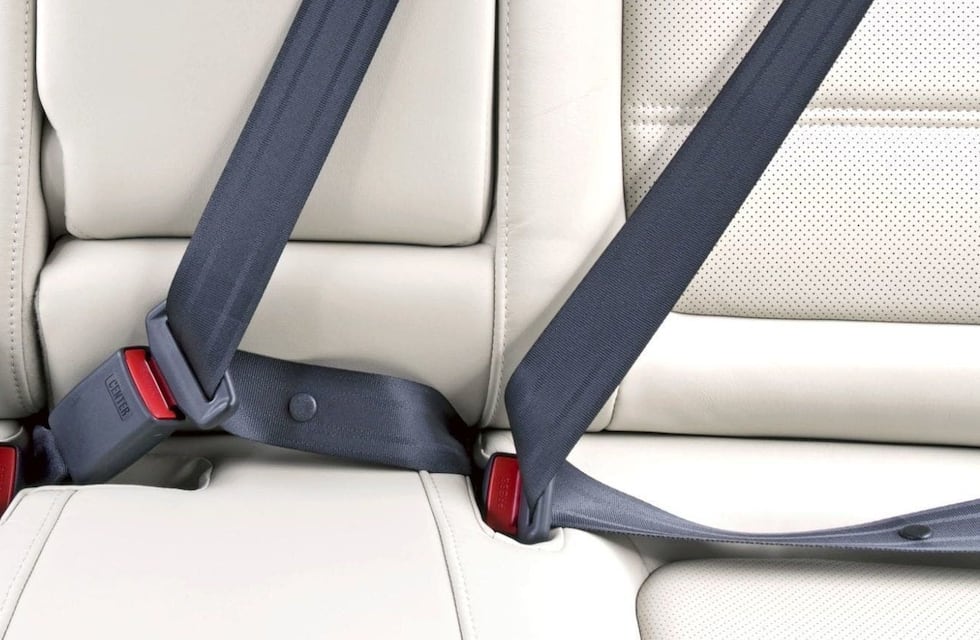 La función secreta que tiene el botón del cinturón de seguridad de los autos
