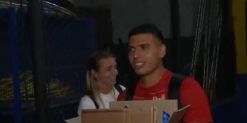 El plantel de Alta Córdoba ayudó a los utileros a acomodar el vestuario.