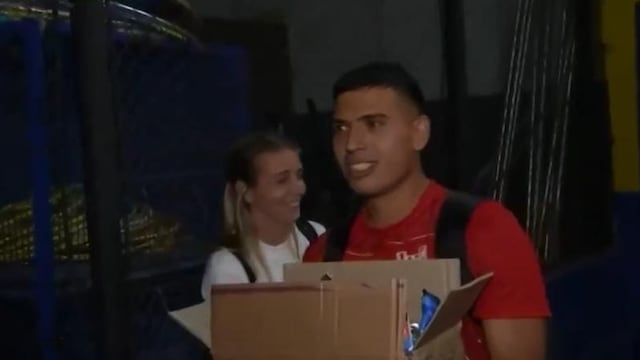 El plantel de Alta Córdoba ayudó a los utileros a acomodar el vestuario.