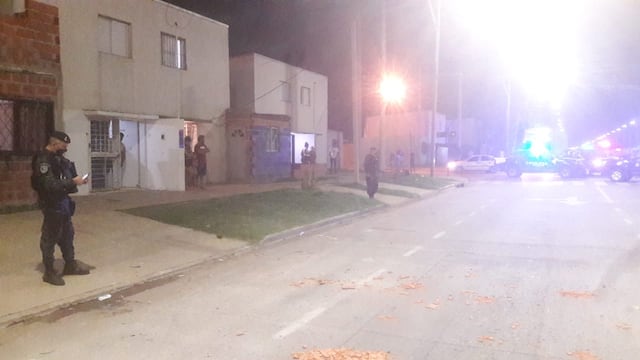 La Policía llevó a cabo un operativo en 27 de Febrero al 7300 para esclarecer el hecho. (@agustinmlago)