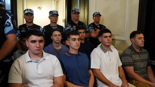 Los ocho rugbiers que mataron a Fernando Báez Sosa están sin barbijos en el juicio.