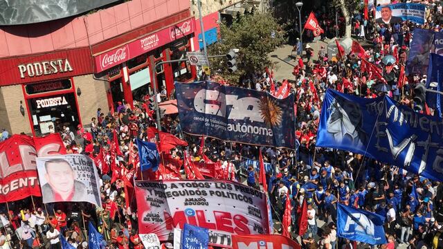 Organizaciones sociales cortan la Avenida 9 de Julio en la zona del Obelisco