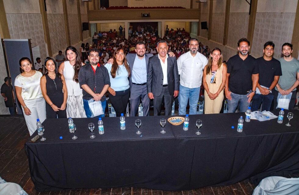 Estudiantes de Monteros reciben computadoras para potenciar su capacitación en tecnología