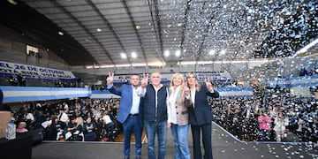 El mandatario participó en el Club Caja Popular junto a dirigentes y trabajadores en la previa electoral.