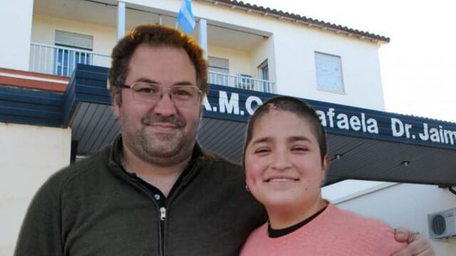 Julieta junto con el Dr. Mazzuferi luego de la primera craneoplastía en el Hospital de Rafaela