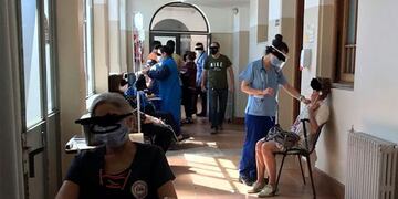 Sala de espera del hospital Ferreyra de Córdoba, saturado de pacientes.