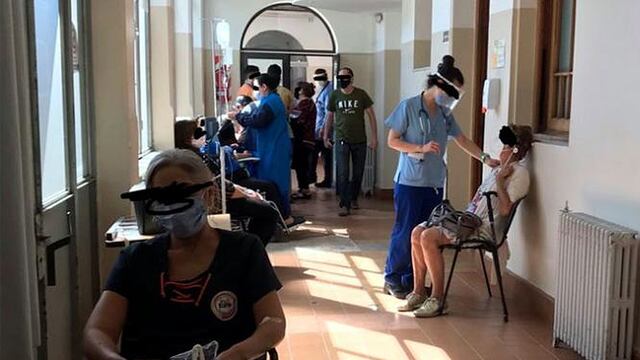 Sala de espera del hospital Ferreyra de Córdoba, saturado de pacientes.