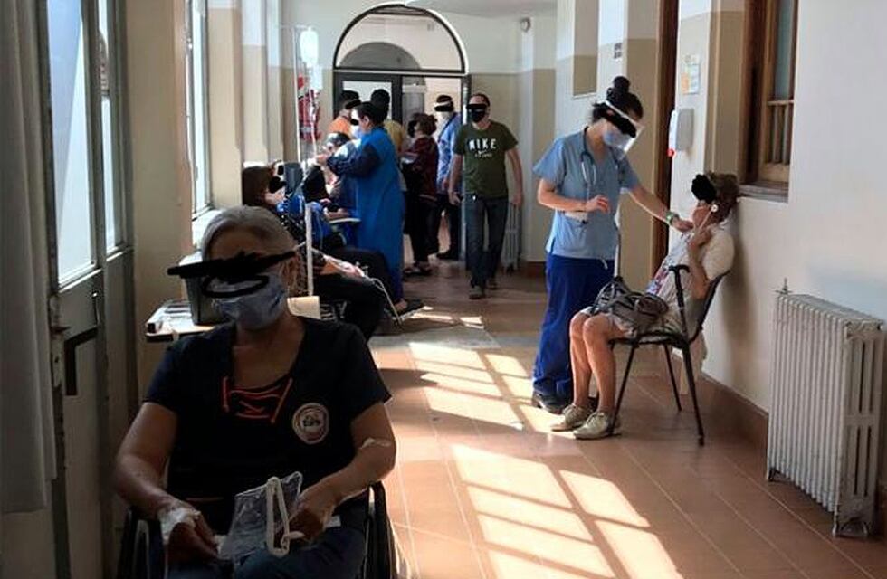 El Hospital Ferreyra atiende pacientes en los pasillos