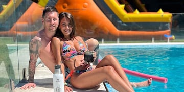Lionel Messi y Antonela Roccuzzo disfrutaron de una tarde de pileta en Rosario.
