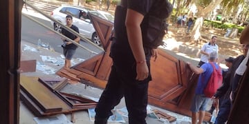 El acceso frente a la Plaza 25 de Mayo quedó destrozado luego de la movilización.