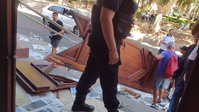 El acceso frente a la Plaza 25 de Mayo quedó destrozado luego de la movilización.
