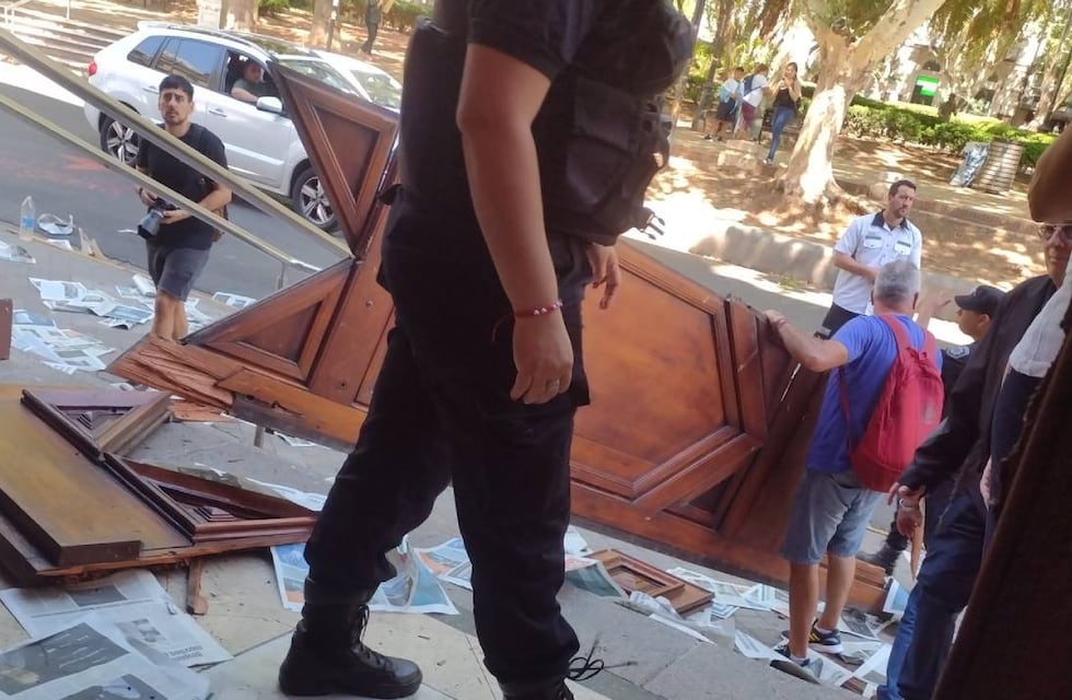 Trabajadores portuarios de Rosario arrancaron la puerta de la Municipalidad