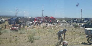 Vecinos y transeúntes saquearon la carga de un camión que transportaba Coca Cola, luego de que éste volcara sobre  Ruta 40.