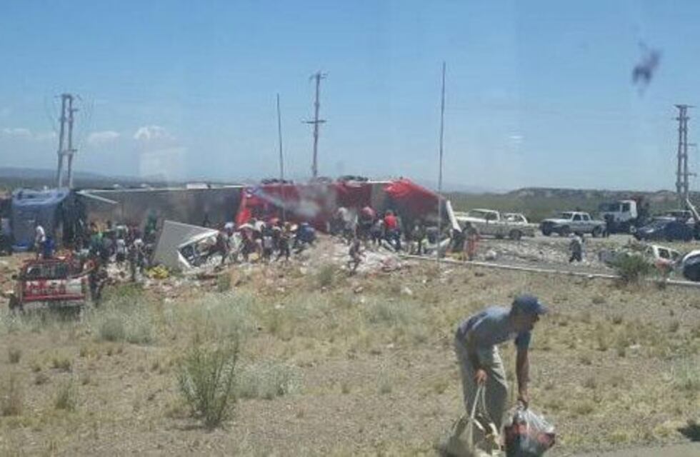 Saquearon la carga  de un camión  que volcó sobre  Ruta 40