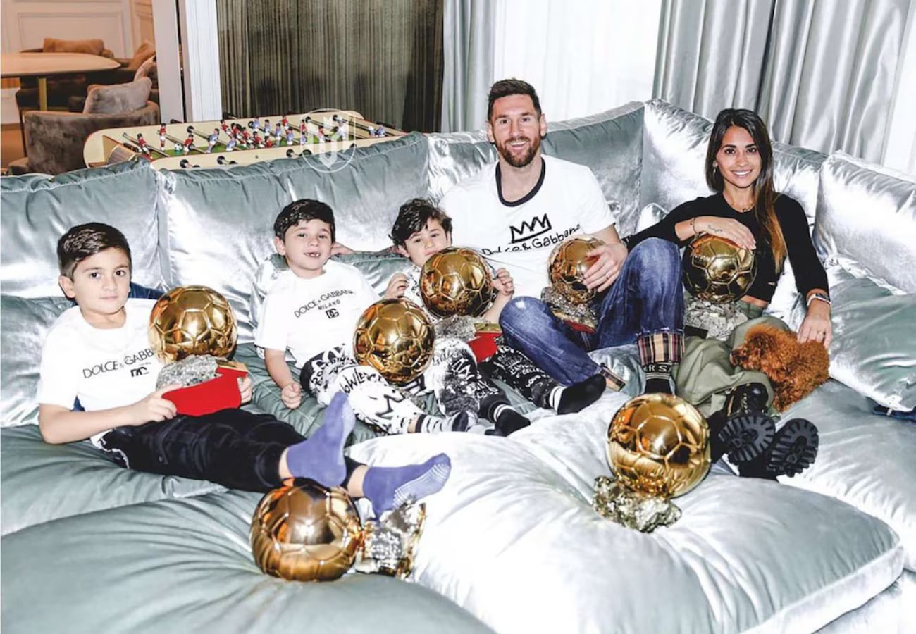 Messi, Antonela y sus hijos con los galardones en su casa de Barcelona.