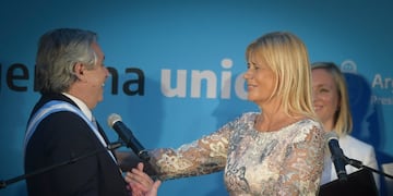 Marcela Losardo, exministra de Justicia, saluda al presidente Alberto Fernández. (Archivo)