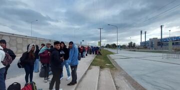 El festejo de la Semana de las Juventudes convocó a los chicos desde las 6 am para entrar al Estadio del Bicentenario, en San Juan.