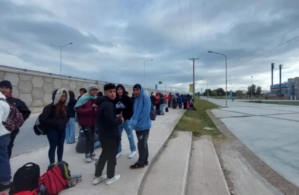 San Juan: desde las 6 am los chicos hicieron cola para festejar el Día del Estudiante
