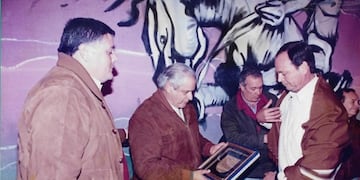 Intendente de Graneros Roque Graneros hace entrega de un recordatorio y agradecimiento al Ing. Bernabé Oscar Alzabé por su donación del terreno  para la construcción del Complejo Deportivo que lleva el  nombre del “Dr. Pedro Bernabé Alzabé”