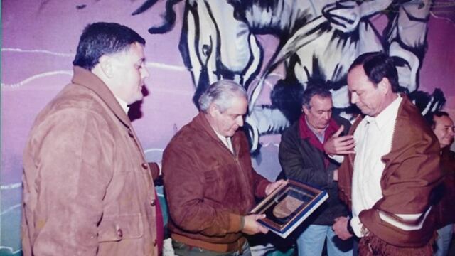 Intendente de Graneros Roque Graneros hace entrega de un recordatorio y agradecimiento al Ing. Bernabé Oscar Alzabé por su donación del terreno para la construcción del Complejo Deportivo que lleva el nombre del “Dr. Pedro Bernabé Alzabé”