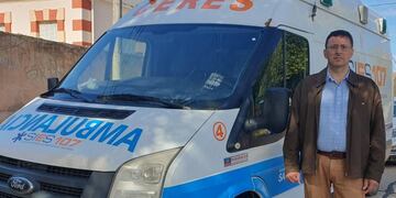 Lisandro Mársico junto a una de las ambulancias que está fuera de uso y en la vía pública