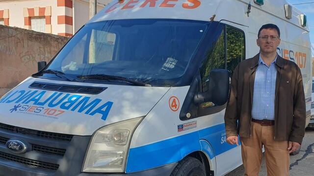Lisandro Mársico junto a una de las ambulancias que está fuera de uso y en la vía pública