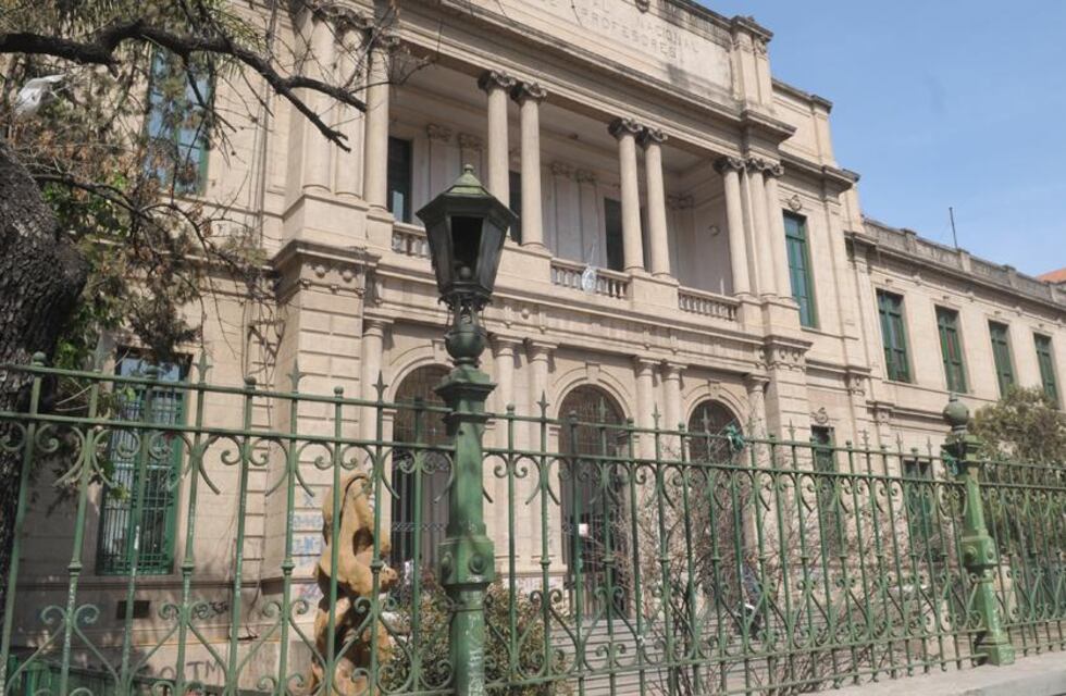 Otra vez, inseguridad a la salida del colegio: intentan asaltar a un alumno del Carbó