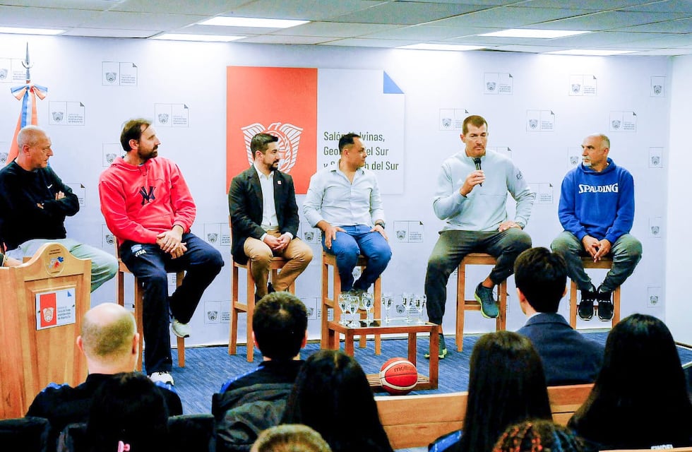 Parte de la “Generación Dorada” de basquetbol dialogó con deportistas fueguinos sobre sus experiencias deportivas