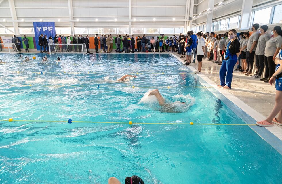 Un natatorio de Comodoro Rivadavia prohíbe el uso de malla blanca a mujeres y desató polémica