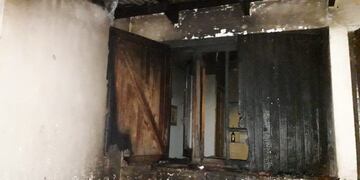 El incendio de un mueble en el patio de una casa afectó a la misma.