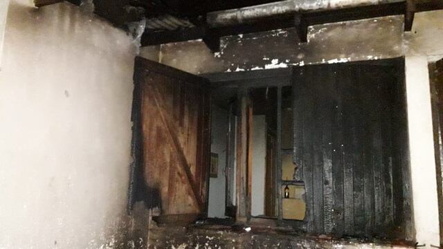 El incendio de un mueble en el patio de una casa afectó a la misma.