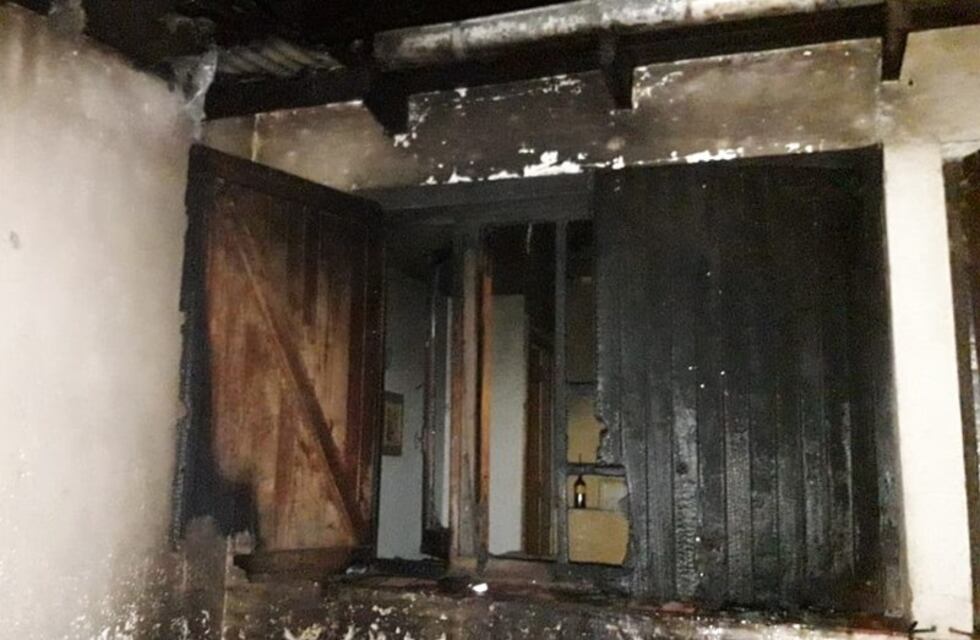 Un mueble que estaba en un patio se prendió fuego y afectó parte de la casa