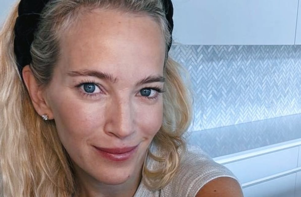 Desde la cama, Luisana Lopilato posó con un infartante vestido diminuto en color rojo