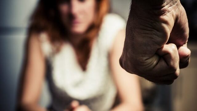 Un hombre insultó, golpeó e intentó ahorcar a su pareja en un barrio de la Capital salteña (imagen ilustrativa)